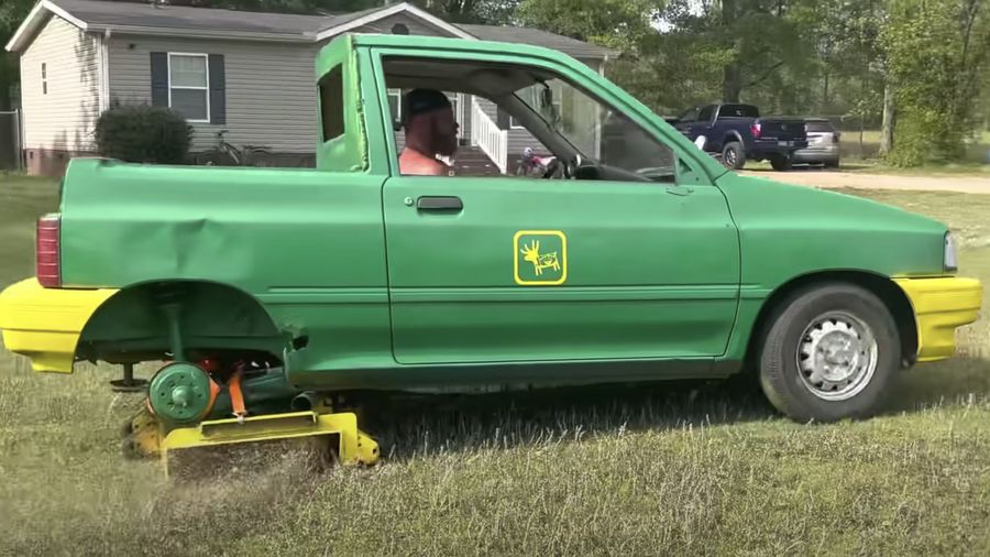 Блогер превратил старенький хэтчбек Ford Festiva в газонокосилку для ленивых
