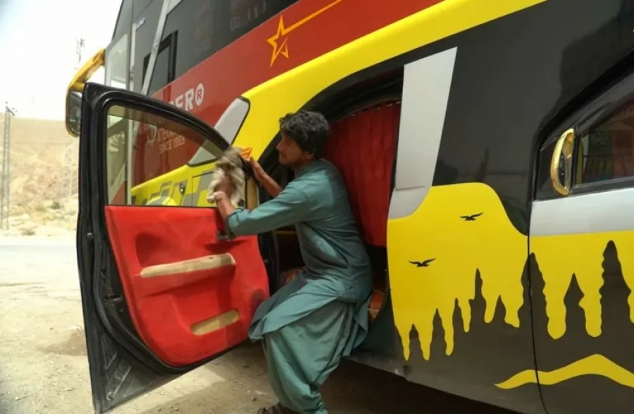 В Пакистане скрестили автобусы и лимузин: роскошный трёхэтажный автобус