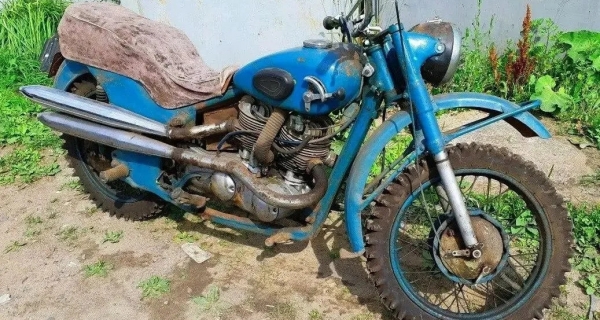 Посмотрите на старый мотоцикл ИЖ с новой внешностью и необычным двухцилиндровым мотором