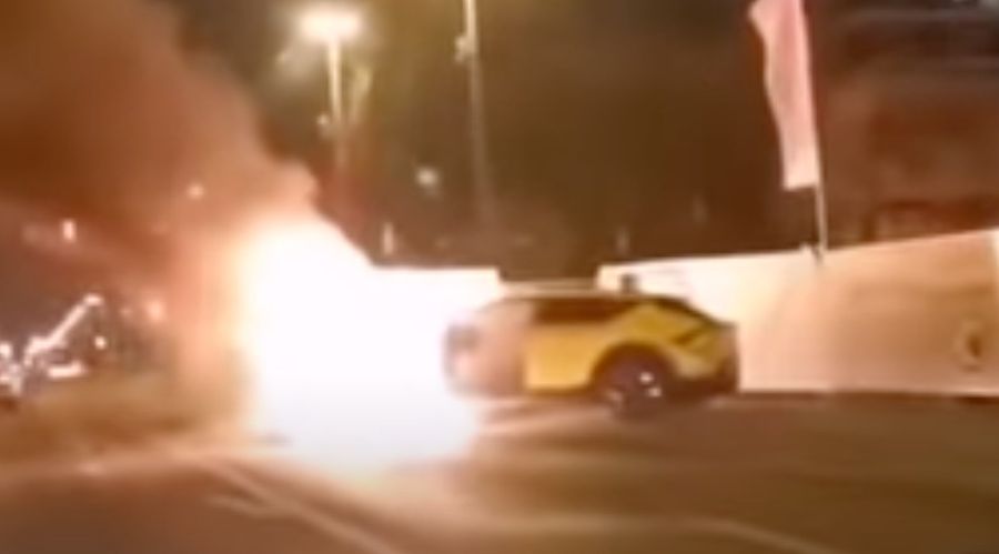 Электрокроссовер Kia EV6 вспыхнул в мгновение ока после столкновения с бетонным отбойником: видео с места аварии