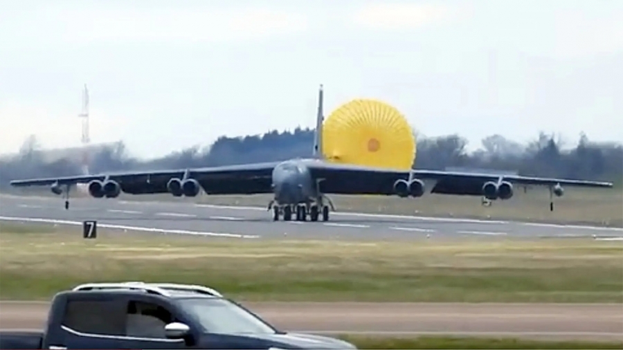 Посмотрите, как бомбардировщик B-52 садится при боковом ветре: так умеет только он