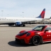 Авиакомпания Delta использует Porsche 911 GT3 RS для перевозки опаздывающих пассажиров между терминалами