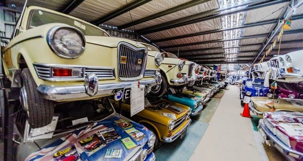 На торги выставили старый завод, полностью набитый классическими британскими автомобилями