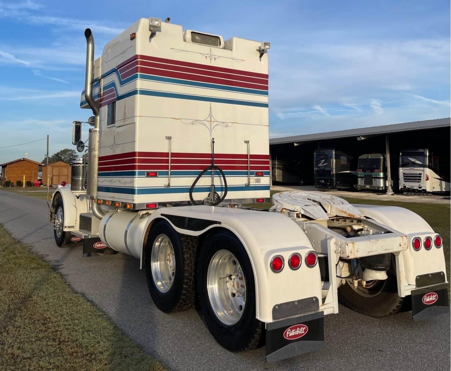 В США продают Peterbilt с редким спальником LivLab, который был пейс-траком на гонках грузовиков