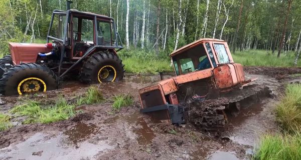 Битва гусеницы и колеса: блогеры устроили испытание в болоте для вездехода ДТ-75 и турбо-трактора Т-30