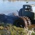 На неубиваемый ГАЗ-66 поставили шесть тракторных колес и отправили плавать в пруд