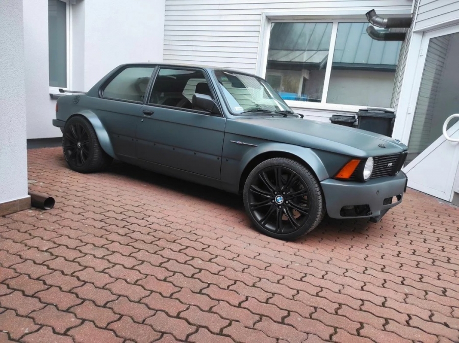 Продается необычный BMW E21. Он оснащён десятицилиндровым двигателем от BMW M5 E60