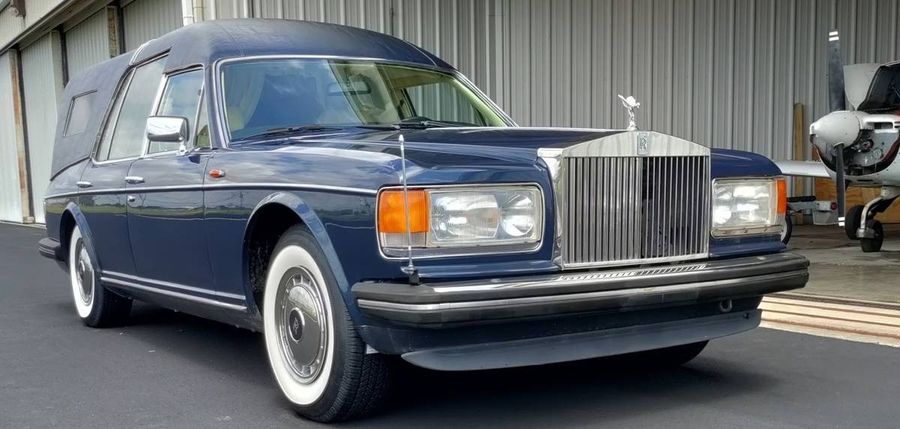 В Японии продают катафалк Rolls-Royce Silver Spirit с муляжом гроба