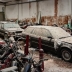 В заброшенном дилерском центре в Испании хранится много классических автомобилей BMW