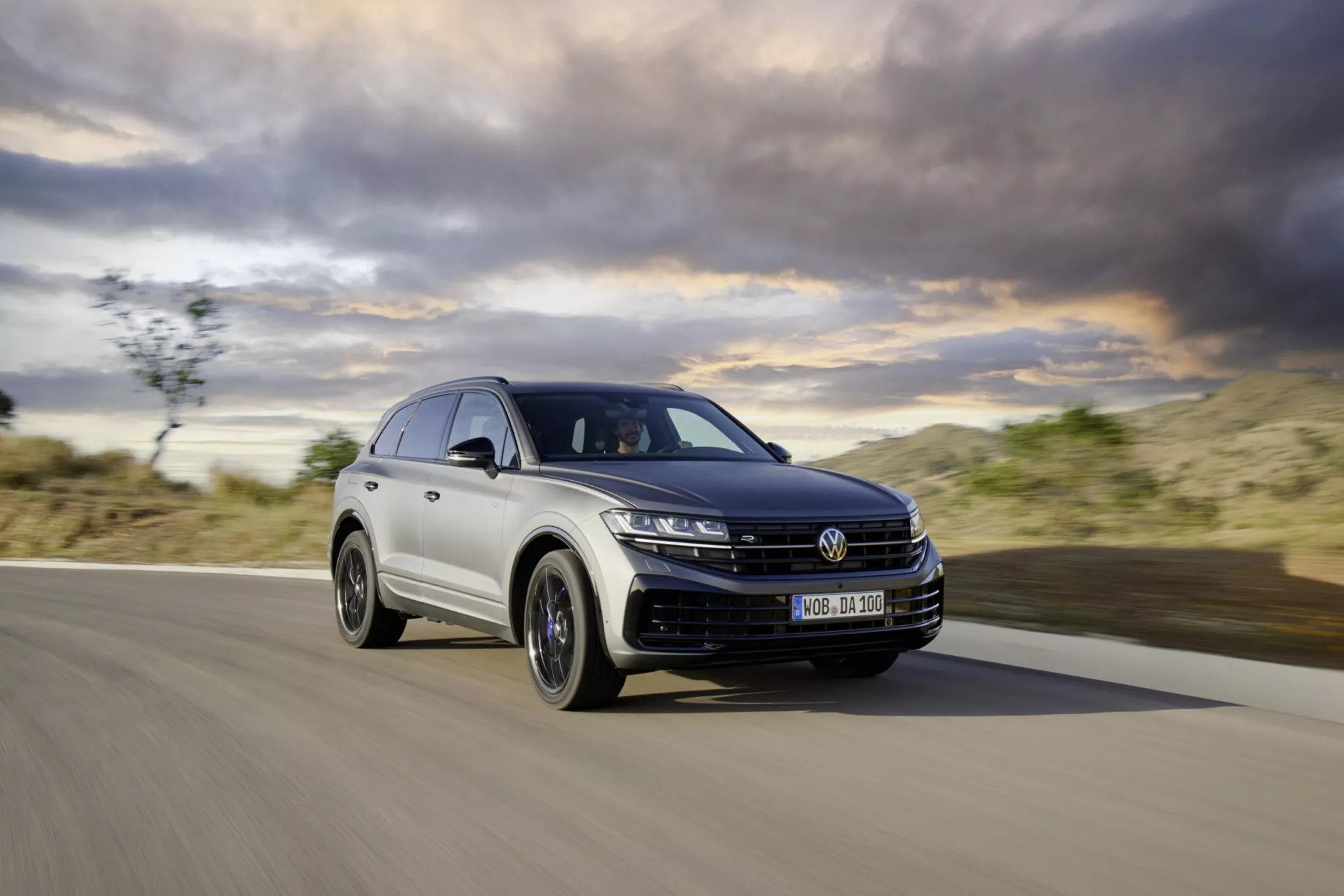 Volkswagen Touareg 2019 в лесу