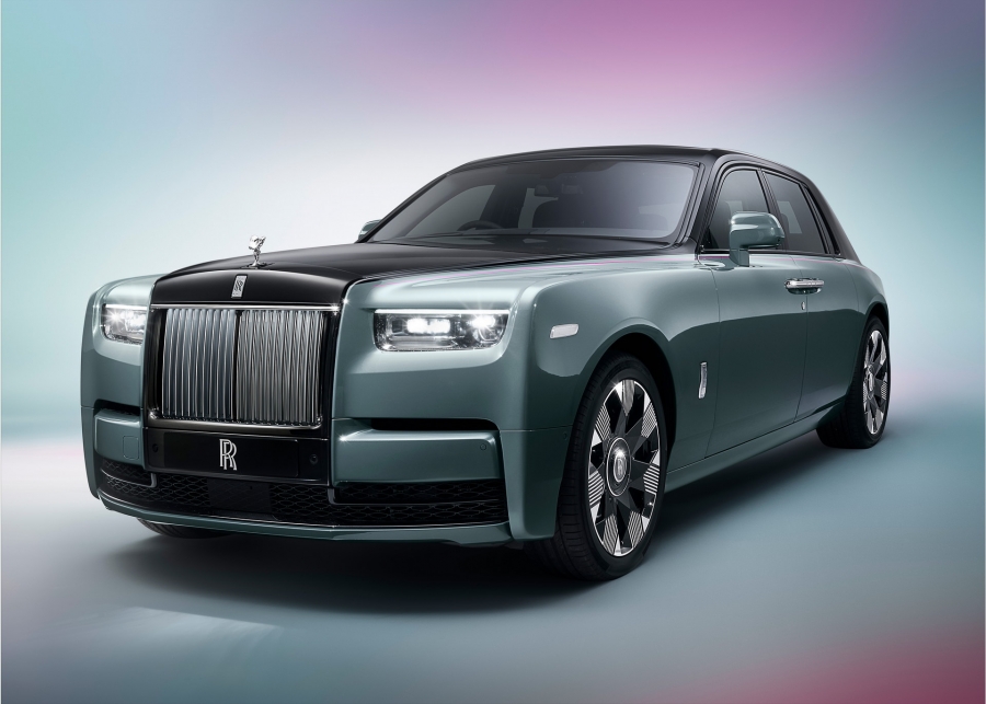 Rolls-Royce обновил Phantom светящейся решёткой и ретро-дисками