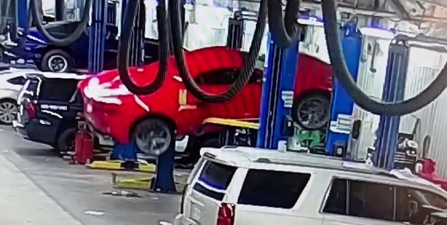 Новенький Chevrolet Corvette уронили во время предпродажного обслуживания