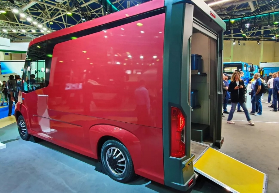 ГАЗ показал электрический низкопольный фургон SDV для служб доставки