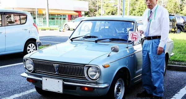 Эта Toyota Corolla была в одних руках на протяжении 53 лет, а теперь она отправится в заводской музей