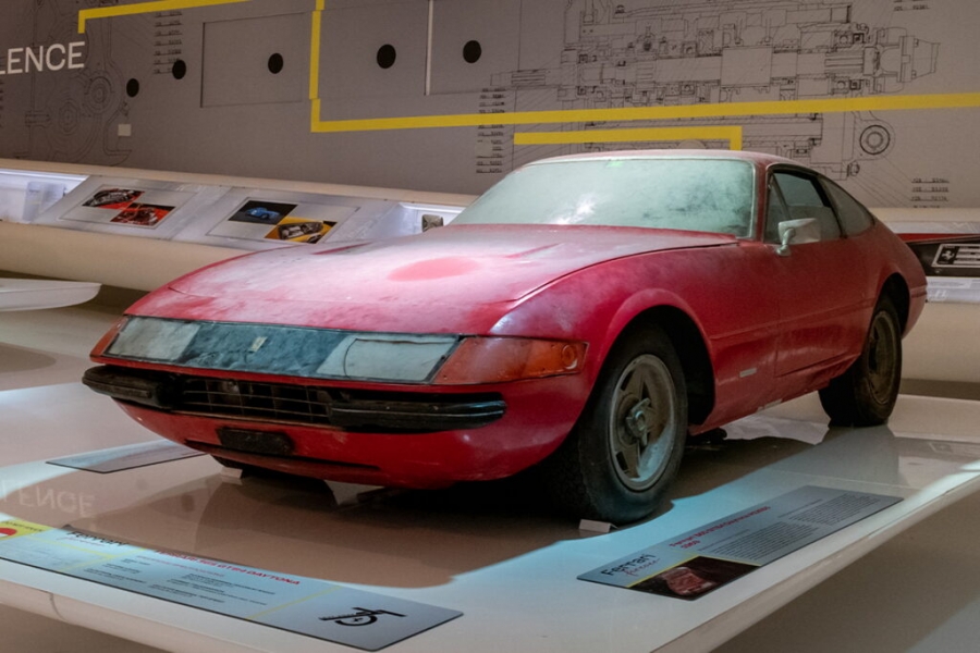 Ferrari показал единственный сохранившийся 365 GTB/4 с лёгким кузовом, который хранился в сарае 40 лет