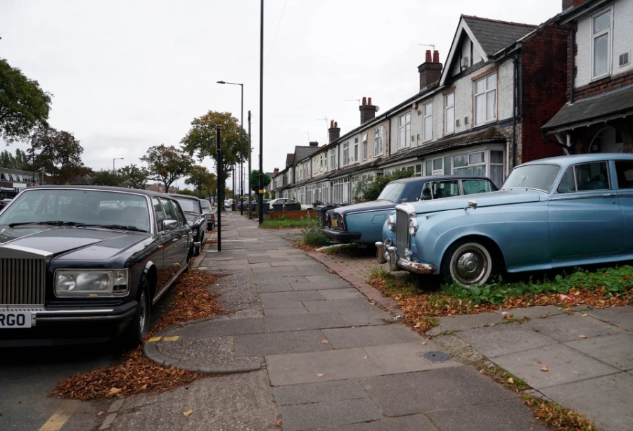Посмотрите на коллекцию классических британских автомобилей, которую хранят прямо на улице в гетто
