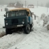 Посмотрите, как ГАЗ-66 и УАЗики пытаются преодолеть заснеженный подъём в горах