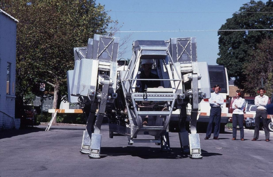 Шагающий грузовик-робот из 80-х, который мог преодолевать очень сложный рельеф