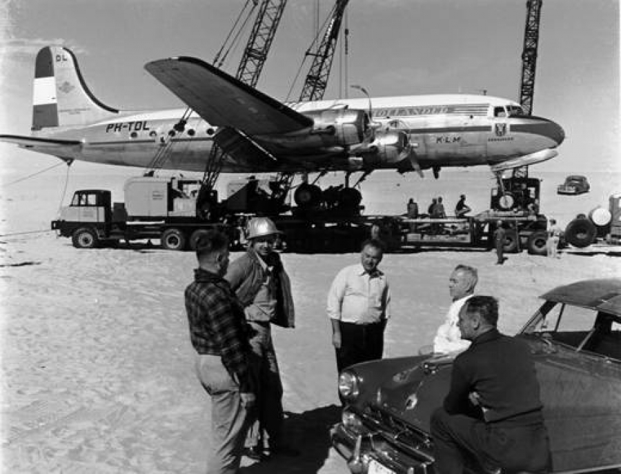Посмотрите, как огромный Kenworth 853 помог эвакуировать повреждённый самолёт из пустыни в Саудовской Аравии