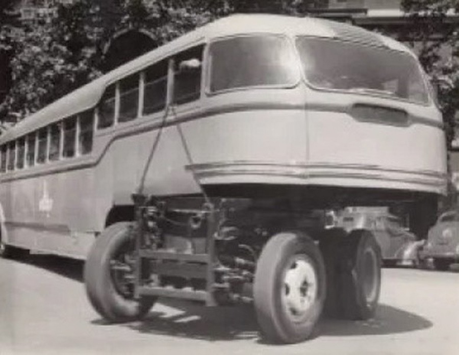 Очень необычный автобус Dyson Landliner: пассажирский прицеп с двухмоторным бескабинным тягачом