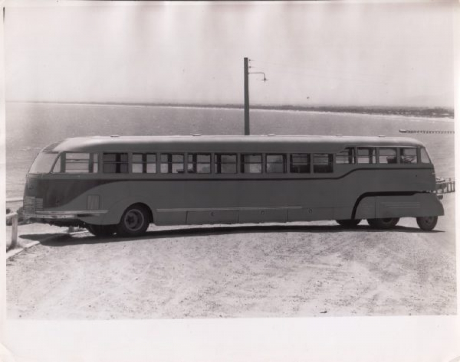 Очень необычный автобус Dyson Landliner: пассажирский прицеп с двухмоторным бескабинным тягачом