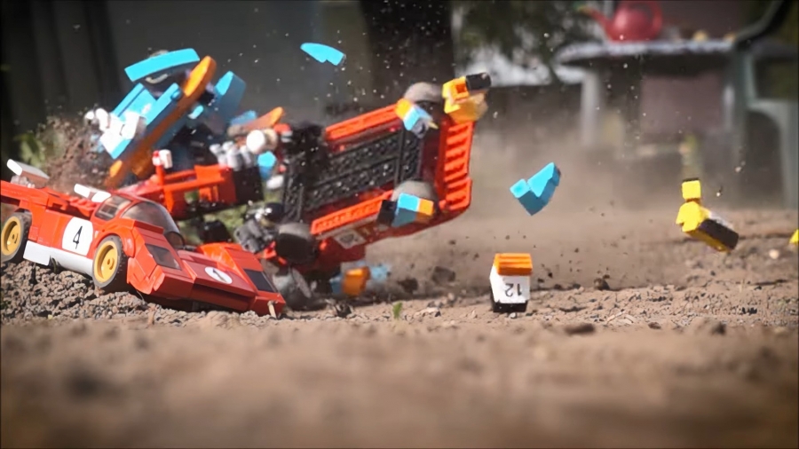 Посмотрите, как гоночные машинки LEGO разлетаются на кусочки в замедленной съёмке