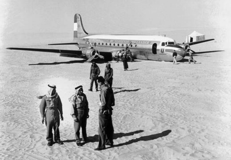Посмотрите, как огромный Kenworth 853 помог эвакуировать повреждённый самолёт из пустыни в Саудовской Аравии